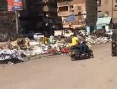 قارئ يشكو من إلقاء مخلفات مصانع الملابس بالطريق العام بكفر السلمانية