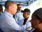 وزير داخلية إسرائيل يزور عائلة الشاب الأثيوبى المقتول برصاص شرطى