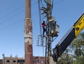 صور.. تركيب كشافات ليد بالأعمدة لخدمة القري بإسنا ومحول كهرباء بالعديسات لمواجهة ضعف التيار