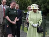 فيديو وصور.. الملكة اليزابيث تزور الماعز والبط فى مزرعة جورجى سيتى