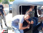 صور.. المتهم بقتل زوجته بالقناطر الخيرية يمثل جريمته أمام النيابة