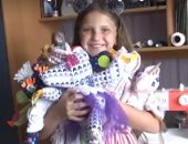 طفلة روسية تصنع الدمى لمساعدة زميلها فى علاجه من السرطان.. صور