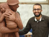 "بيضحوا بنفسهم علشانا".. طالب بجامعة المنيا ينحت تمثالا لجندى يدافع عن طفلة