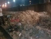 صور.. حملة مكبرة لرفع تلال القمامة بحرم السكة الحديد في المحلة