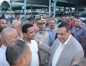 صور.. محافظ البحيرة يتفقد حركة سيارات الأجرة بعد اعتماد التعريفة الجديدة