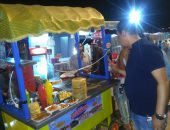 صور .. إزالة عربات الباعة الجائلين من ممشى الكورنيش بميامى الاسكندرية 