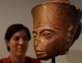 "الجارديان" تبرز دعوة مصر للانتربول لتعقب تمثال رأس توت عنخ آمون