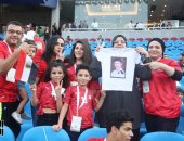 صور.. أسر الشهداء فى ستاد القاهرة لدعم مصر أمام جنوب أفريقيا
