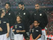 صور .. نجل البطل الشهيد ساطع النعماني خلال مباراة مصر و جنوب افريقيا