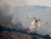 الطائرات تشارك رجال الإطفاء للسيطرة على حرائق غابات جزيرة إيفيا اليونانية