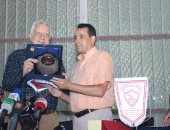 صور.. مرتضى منصور يتسلم درعا من وفد إعلاميى أمم إفريقيا