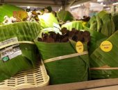 بدلا من البلاستيك..سوبر ماركت تايلاندى يستخدم أوراق الموز في تعبئة منتجاته