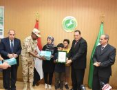 محافظ الشرقية يكريم أسرة الشهيد مقدم عادل عبدالحميد