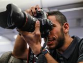 بعدسة ناصر ماهر.. لاعب الأهلى يلتقط صوراً لزملائه على طائرة إسبانيا