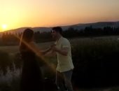 فيديو..شاهد رقصة نيك جوناس وبريانكا شوبرا في أجواء رومانسية وسط الطبيعية