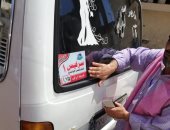 وضع ملصقات التعريفة الجديدة على سيارات الأجرة بمحافظة دمياط