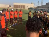 عادل فتحي يحذر لاعبي المقاولون من تكرار أخطاء نجوم المنتخب على هامش المران 