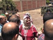 صور.. رئيس مدينة قها تستقل "ميكروباص" وتضبط صاحبه لعدم التزامه بالتعريفة