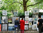 صور.. فنانون بريطانيون يعرضون أعمالهم للبيع في معرض فنى فى لندن