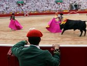 صور.. انطلاق مهرجان بامبلونا الشهير للركض أمام الثيران فى إسبانيا
