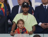 البرازيل ضد بيرو.. نيمار وابنه يؤازران السليساو من المدرجات 