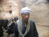 مأساة عجوز بسوهاج.. كل ما يتمناه بناء مسكنه الآيل للسقوط وعلاجه "صور"