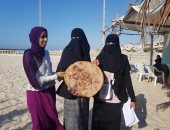 صور.. أصحاب البصيرة بشمال سيناء يحتفلون بطهى العيش السيناوى على الشاطئ