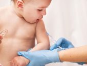 6 طرق لتخفيف ألم الحقنة بعد تطعيم طفلك .. احضنيه ودلكي المكان