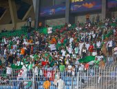 جماهير الجزائر تضرب مثالا رائعا فى التحضر بمباراة غينيا.. فيديو