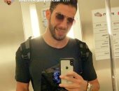 ماذا يفعل شريف إكرامي خارج معسكر الأهلي في أسبانيا؟