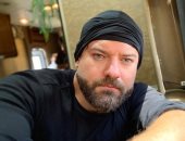 عمرو يوسف فى صورة جديدة من كواليس تصوير " ولاد رزق 2"