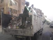 صور.. حملات نظافة بالشوارع وتطهيرها ورفع أكوام القمامة بوسط مدينة الأقصر