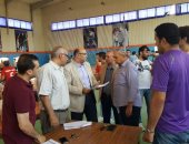 صور.. نائب رئيس جامعة المنصورة يتابع اختبارات القدرات بكلية التربية الرياضية 