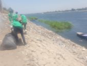 صور.. شباب أسيوط يشاركون في تنظيف مجرى نهر النيل من المخلفات