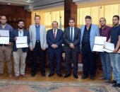 رئيس جامعة طنطا يكرم فريق طبى نجح فى إعادة يد مبتورة لطفل