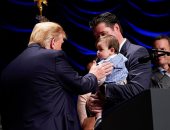 صور.. ترامب يداعب طفل أثناء توقيع مرسوم للنهوض بمرضى الكلى فى أمريكا