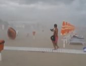 شاهد.. عاصفة قوية تجبر الناس على الهرب ركضاً بأحد الشواطئ الإيطالية
