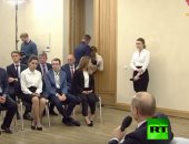 شاهد.. طالبة جامعية تفقد وعيها خلال اجتماع مع الرئيس الروسى بوتين