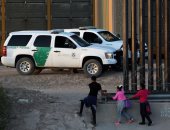 جنود الحدود الأمريكية يحتجزون عائلة مهاجرة بعد عبورهم بشكل غير قانونى