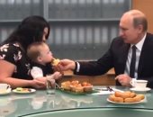 فيديو.. الرئيس الروسى بوتين يطعم طفل 6 أشهر من عائلة فازت بوسام الأبوة