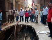 صور.. لجنة المنشآت الآيلة للسقوط تعاين عقارا مجاورا للهبوط الأرضى بالعجمى