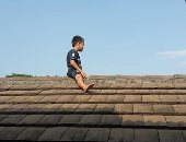 "عيال عفاريت".. طفل إندونيسى يتسلق سطح عيادة هرباً من الختان.. اعرف حكايته