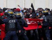 صور.. مهاجرو "السترات السوداء" يتظاهرون فى فرنسا لتقنين أوضاعهم