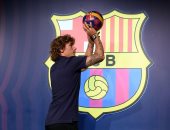 فيديو.. جريزمان يصل برشلونة ويستعرض مهاراته بالكرة