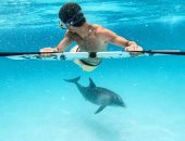 ديلى ميل: مخترع شاب يسابق السمك والدلافين تحت الماء "فيديو"