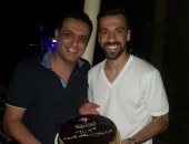 صور.. عبد الله السعيد يحتفل بعيد ميلاده فى الساحل الشمالى