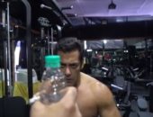 فيديو.. سلمان خان يخوض تحدى Bottle Cap Challenge