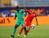 صور.. السنغال ضد تونس.. حارس أسود التيرانجا يحرم ساسى من تسجيل هدف رائع 