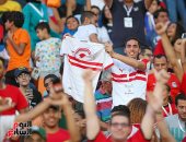 صور.. جماهير الأهلى والزمالك حاضرون بقوة فى مباراة الجزائر ونيجيريا