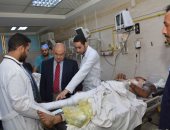 رئيس جامعة أسيوط يشدد على توفير الرعاية الطبية لـ 13 مصابا فى حادث تصادم